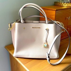 Light pink Michael Kors bag, gently used. Comes with dust bag